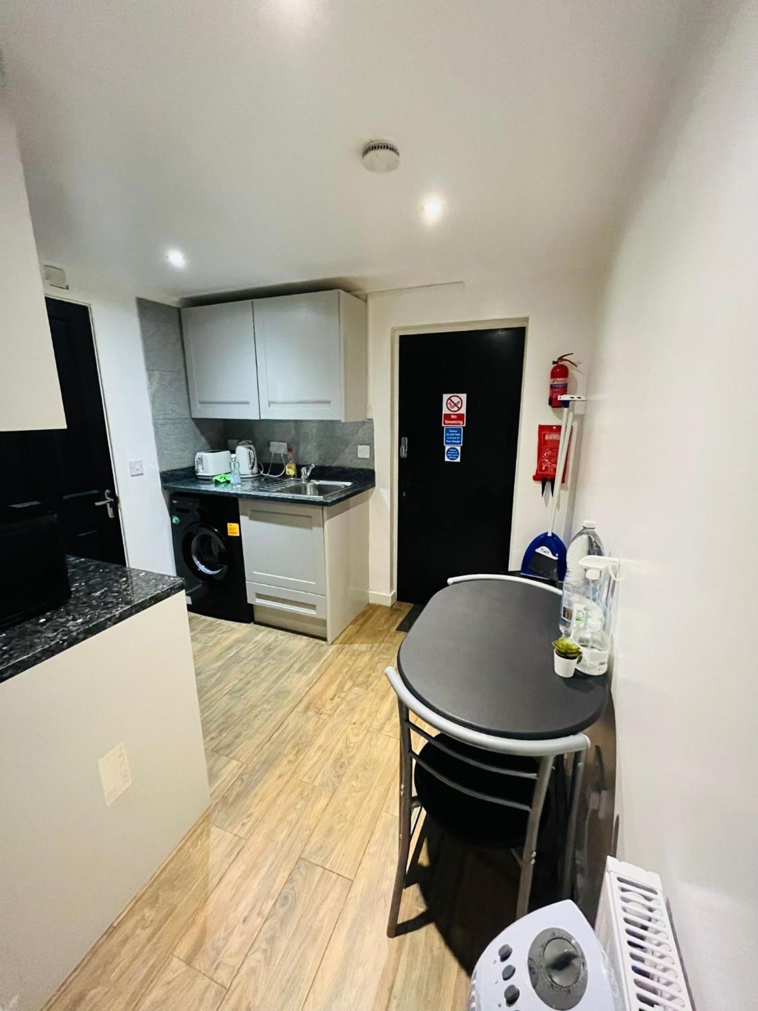 Exclusive Private One Bedroom Suite 런던 외부 사진